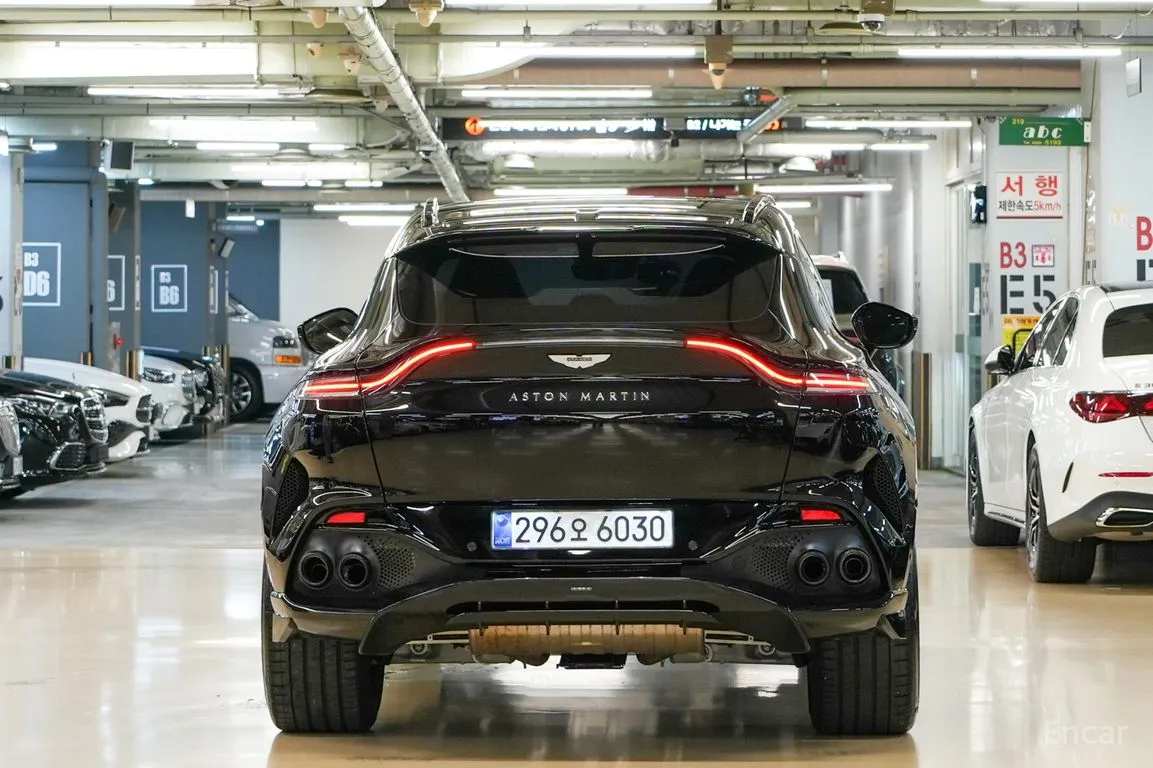 Aston Martin DBX 4.0 V8 707