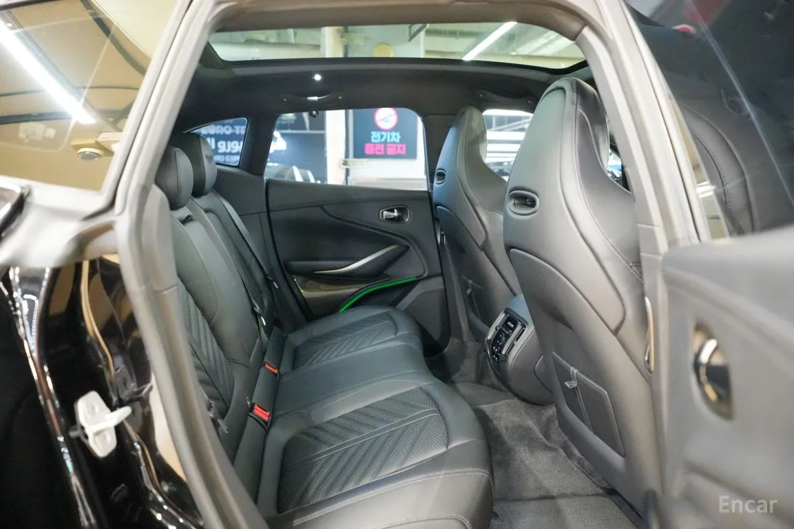 Aston Martin DBX 4.0 V8 707