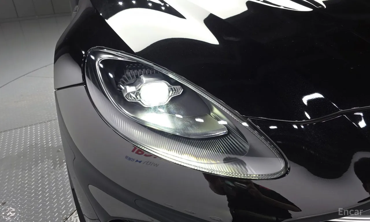Aston Martin DBX 4.0 V8 707