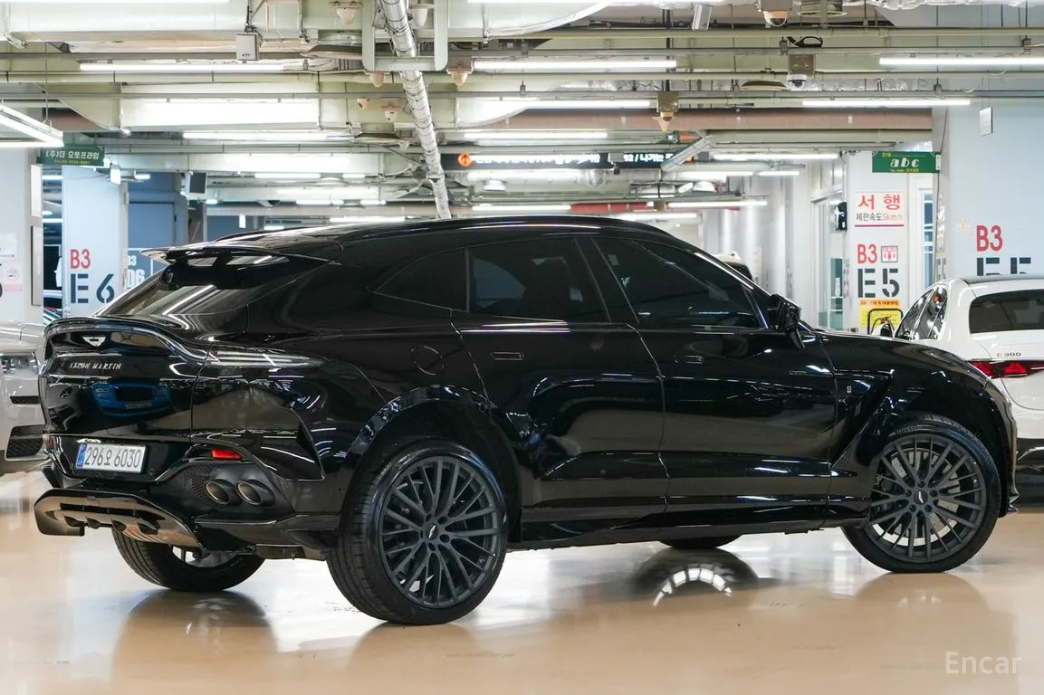 Aston Martin DBX 4.0 V8 707